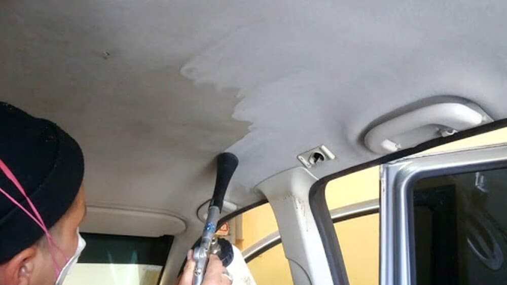 Čištění stropu (čalounění)